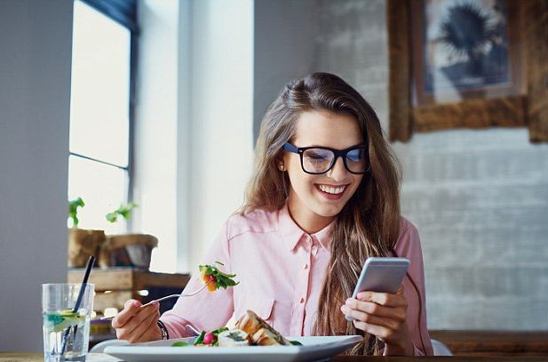Použivání telefonu při jídle navyšuje kalorický příjem.